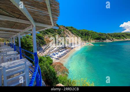 Albania, vicino a Saranda, la spiaggia di Pulebardha offre una vista mozzafiato dall'alto. Questo tesoro nascosto è noto per la sua immacolata ricoperta di ciottoli Foto Stock