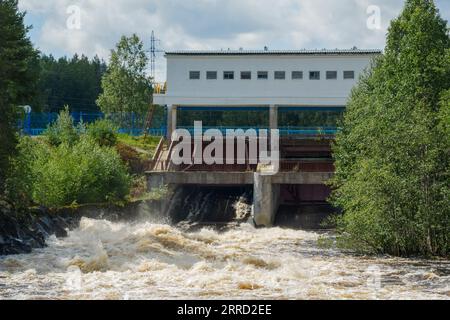 serrature aperte per lo scarico inattivo dell'acqua in una piccola centrale idroelettrica Foto Stock