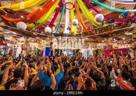 Ahmedabad, Gujarat, India. 8 settembre 2023. I sacerdoti indù versano latte sugli idoli del signore indù Krishna e della dea Radha durante la festa di Janmashtami, in occasione dell'anniversario di nascita del Signore Krishna nel tempio Iscon di Ahmedabad. Il tempio ISKCON ha assistito a una riunione di persone per celebrare il festival Janmashtami ad Ahmedabad. La nascita di Lord Krishna avvenne alle 12 di mezzanotte. Quindi la preparazione per la pooja prima della nascita stava succedendo. Jogula a Lord Krishna alle 12 di notte fu cantata. Dopo aver cantato Jogula a Lord Krishna, il culto fu offerto all'idolo di Lord Krishna. (Credito Imag Foto Stock