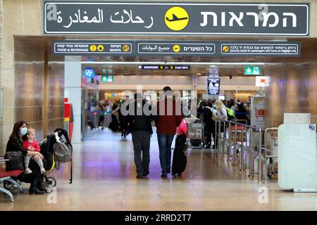 211128 -- TEL AVIV, 28 novembre 2021 -- la gente aspetta nella sala partenze dell'aeroporto internazionale Ben Gurion vicino a Tel Aviv, Israele, 28 novembre 2021. Il governo israeliano ha deciso domenica di vietare l'ingresso di cittadini stranieri nel paese nel tentativo di fermare la diffusione di una nuova variante di COVID-19. Foto di /Xinhua ISRAEL-AIRPORT-TOURIST-ENTRY-BAN GilxCohenxMagen PUBLICATIONxNOTxINxCHN Foto Stock