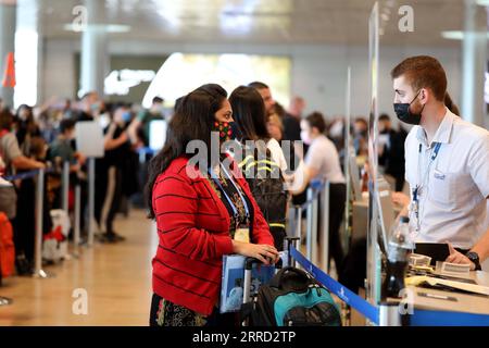 211128 -- TEL AVIV, 28 novembre 2021 -- la gente aspetta nella sala partenze dell'aeroporto internazionale Ben Gurion vicino a Tel Aviv, Israele, 28 novembre 2021. Il governo israeliano ha deciso domenica di vietare l'ingresso di cittadini stranieri nel paese nel tentativo di fermare la diffusione di una nuova variante di COVID-19. Foto di /Xinhua ISRAEL-AIRPORT-TOURIST-ENTRY-BAN GilxCohenxMagen PUBLICATIONxNOTxINxCHN Foto Stock