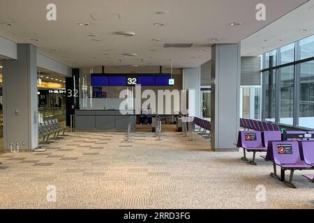 211130 -- TOKYO, 30 novembre 2021 -- la foto scattata il 30 novembre 2021 mostra il gate internazionale di imbarco dell'aeroporto Narita di Tokyo, Giappone. Lunedì, il primo ministro giapponese Fumio Kishida ha affermato che il governo vieterà in linea di principio l'ingresso di tutti i cittadini stranieri, in quanto si è impegnato ad agire rapidamente in risposta alle preoccupazioni sulla nuova variante Omicron del COVID-19. GIAPPONE-TOKYO-COVID-19-RESTRIZIONE ZhangxXiaoyu PUBLICATIONxNOTxINxCHN Foto Stock