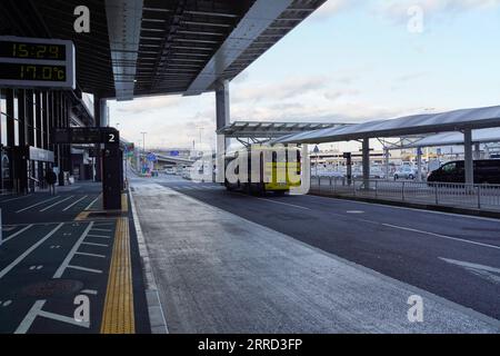 211130 -- TOKYO, 30 novembre 2021 -- foto scattata il 30 novembre 2021 mostra il Terminal 1 dell'aeroporto Narita di Tokyo, Giappone. Lunedì, il primo ministro giapponese Fumio Kishida ha affermato che il governo vieterà in linea di principio l'ingresso di tutti i cittadini stranieri, in quanto si è impegnato ad agire rapidamente in risposta alle preoccupazioni sulla nuova variante Omicron del COVID-19. GIAPPONE-TOKYO-COVID-19-RESTRIZIONE ZhangxXiaoyu PUBLICATIONxNOTxINxCHN Foto Stock