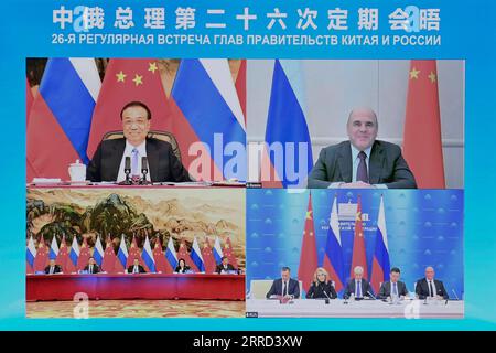 News Bilder des Tages 211130 -- PECHINO, 30 novembre 2021 -- il Premier cinese li Keqiang co-presiede il 26 ° incontro regolare con il primo ministro russo Mikhail Mishustin tramite link video alla grande sala del popolo a Pechino, capitale della Cina, 30 novembre 2021. Il vice Premier cinese Han Zheng, copresidente del comitato di cooperazione per gli investimenti Cina-Russia e del comitato di cooperazione energetica Cina-Russia, ha partecipato alla riunione. CHINA-BEIJING-LI KEQIANG-HAN ZHENG-RUSSIA-PM-26A RIUNIONE REGOLARE CN LIXXIANG PUBLICATIONXNOTXINXCHN Foto Stock