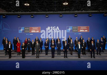 News Themen der Woche KW48 News Bilder des Tages 211130 -- RIGA, 30 novembre 2021 -- i partecipanti posano per una foto ufficiale durante una riunione dei ministri degli Esteri della NATO a riga, Lettonia, il 30 novembre 2021. Riga ha ospitato una riunione dei ministri degli Esteri degli stati membri della NATO dell'Organizzazione del Trattato del Nord Atlantico martedì. Foto di /Xinhua LETTONIA-RIGA-NATO-RIUNIONE DEI MINISTRI DEGLI ESTERI EdijsxPalens PUBLICATIONxNOTxINxCHN Foto Stock