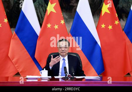 News Bilder des Tages 211130 -- PECHINO, 30 novembre 2021 -- il Premier cinese li Keqiang co-presiede il 26 ° incontro regolare con il primo ministro russo Mikhail Mishustin tramite link video alla grande sala del popolo a Pechino, capitale della Cina, 30 novembre 2021. Il vice Premier cinese Han Zheng, copresidente del comitato di cooperazione per gli investimenti Cina-Russia e del comitato di cooperazione energetica Cina-Russia, ha partecipato alla riunione. CHINA-BEIJING-LI KEQIANG-HAN ZHENG-RUSSIA-PM-26A RIUNIONE ORDINARIA CN DINGXLIN PUBLICATIONXNOTXINXCHN Foto Stock