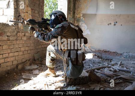 Georgia. 24 agosto 2023. Marine Corps Lance CPL. Alex Plasencia-Garcia conduce la sicurezza dopo il disboscamento di un laboratorio di armi chimiche simulate durante un esercizio di risposta chimica, biologica, radiologica e nucleare presso la Vaziani Training area, Georgia, 24 agosto 2023. (Immagine di credito: © U.S. Army/ZUMA Press Wire) SOLO USO EDITORIALE! Non per USO commerciale! Foto Stock