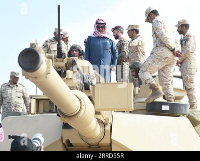 211202 -- JAHRA KUWAIT, 2 dicembre 2021 -- il primo ministro kuwaitiano Sabah Khaled al-Hamad al-Sabah C visita le truppe terrestri dell'esercito kuwaitiano nel Governatorato di Jahra, Kuwait, il 2 dicembre 2021. Le forze armate del Kuwait rimangono preparate per qualsiasi emergenza, ha detto giovedì il primo ministro kuwaitiano Sheikh Sabah Khaled al-Hamad al-Sabah. Fece le sue osservazioni durante una visita alle truppe terrestri dell'esercito kuwaitiano presso il campo di addestramento di al-Udaire nel Governatorato di Jahra. Foto di /Xinhua KUWAIT-JAHRA GOVERNATORATO MILITARE ESERCITAZIONE Asad PUBLICATIONxNOTxINxCHN Foto Stock