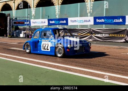 Madeira Drive, Brighton, City of Brighton & Hove, East Sussex Regno Unito. I Frosts Brighton Speed Trials sono un'emozionante giornata ricca di azione per spettatori e partecipanti. Più di cento auto si schierano per fare una corsa a tempo lungo Madeira Drive. Numerose categorie, tra cui auto da strada e auto da corsa, gareggiano per vincere il più veloce della loro categoria lungo un rettilineo di 400 metri. Questa immagine mostra Ian Medcalf alla guida di una Fiat 500 Special Saloon. 2 settembre 2023 Foto Stock