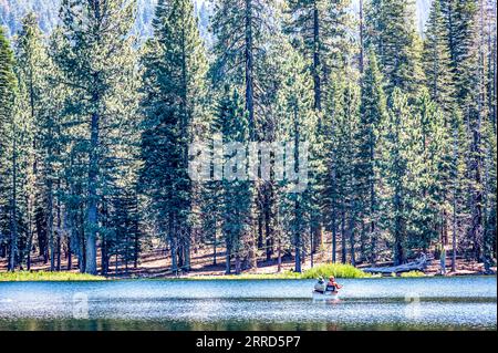 Canoa con gli occupanti a pesca con la mosca sul lago Manzanita nel parco nazionale vulcanico di Lassen. Foto Stock