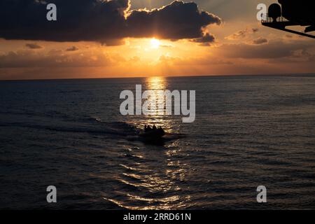 Al mare. 3 agosto 2023. I marinai assegnati alla più grande portaerei del mondo, la USS Gerald R. Ford (CVN 78), conducono operazioni su piccole imbarcazioni in una nave gonfiabile a scafo rigido (RHIB), 4 agosto 2023. Gerald R. Ford è la più recente e avanzata portaerei Navys degli Stati Uniti, che rappresenta un salto generazionale nella capacità Navys di proiettare energia su scala globale. Il Gerald R. Ford Carrier Strike Group è impegnato in un dispiegamento programmato nell'area operativa delle forze navali statunitensi in Europa, impiegato dalla Sesta flotta per difendere gli interessi degli Stati Uniti, alleati e partner. (Immagine di credito: © U.S. Navy/ZUMA Pres Foto Stock