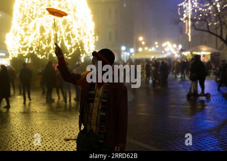 211204 -- LUBIANA, 4 dicembre 2021 -- Un clown vestito si esibisce a Piazza Preseren decorato con luci per Natale a Lubiana, Slovenia, 3 dicembre 2021. Lubiana è entrata nelle festività natalizie e capodanno con le luci di Natale accese. Foto di /Xinhua SLOVENIA-LJUBLJANA-CHRISTMAS-LIGHTS ZeljkoxStevanic PUBLICATIONxNOTxINxCHN Foto Stock