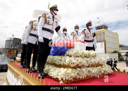 211205 -- PHNOM PENH, 5 dicembre 2021 -- guardia d'onore scortano la bara del principe cambogiano Norodom Ranariddh all'aeroporto internazionale di Phnom Penh a Phnom Penh, Cambogia, il 5 dicembre 2021. Il corpo del principe cambogiano Norodom Ranariddh è arrivato in Cambogia dalla Francia domenica per un funerale tradizionale, ha detto un portavoce. Ranariddh, presidente del Partito Funcinpec e presidente del Consiglio consultivo supremo privato del re, morì di malattia in Francia il 28 novembre all'età di 77 anni. Foto di /Xinhua CAMBODIA-PHNOM PENH-PRINCE RANARIDDH-ARRIVING Sovannara PUBLICATIONxNOTxINxCHN Foto Stock