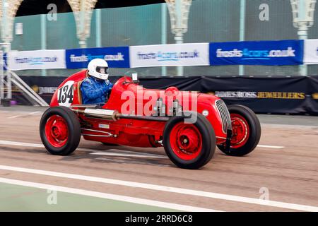 Madeira Drive, Brighton, City of Brighton & Hove, East Sussex Regno Unito. I Frosts Brighton Speed Trials sono un'emozionante giornata ricca di azione per spettatori e partecipanti. Più di cento auto si schierano per fare una corsa a tempo lungo Madeira Drive. Numerose categorie, tra cui auto da strada e auto da corsa, gareggiano per vincere il più veloce della loro categoria lungo un rettilineo di 400 metri. Questa immagine mostra Dave Gibbons alla guida di uno Stinson Special 2 settembre 2023 Foto Stock