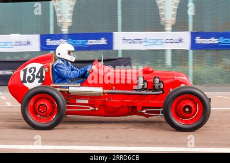 Madeira Drive, Brighton, City of Brighton & Hove, East Sussex Regno Unito. I Frosts Brighton Speed Trials sono un'emozionante giornata ricca di azione per spettatori e partecipanti. Più di cento auto si schierano per fare una corsa a tempo lungo Madeira Drive. Numerose categorie, tra cui auto da strada e auto da corsa, gareggiano per vincere il più veloce della loro categoria lungo un rettilineo di 400 metri. Questa immagine mostra Dave Gibbons alla guida di uno Stinson Special 2 settembre 2023 Foto Stock