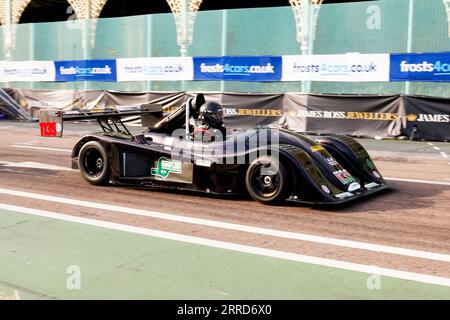 Madeira Drive, Brighton, City of Brighton & Hove, East Sussex Regno Unito. Il Frosts Brighton Speed Trials è una giornata emozionante e ricca di azione per spettatori e partecipanti. Più di cento auto si schierano per fare una corsa a tempo lungo Madeira Drive. Numerose categorie, tra cui auto da strada e auto da corsa, gareggiano per vincere il più veloce della loro categoria lungo un rettilineo di 400 metri. Questa immagine mostra Mike Rudge alla guida della Force SR8. Moto motorizzata con una Suzuki GSXR1300 il 2 settembre 2023 Foto Stock