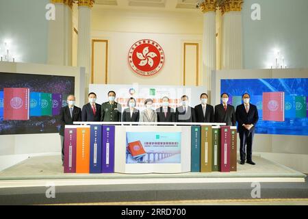 211207 -- HONG KONG, 7 dicembre 2021 -- Carrie Lam 5th L, Amministratore delegato della regione amministrativa speciale di Hong Kong HKSAR, posa per una foto di gruppo con gli ospiti in una cerimonia che svela una cronaca sulla partecipazione di Hong Kong alla riforma nazionale e all'apertura a Hong Kong, nel sud della Cina, il 6 dicembre 2021. CHINA-HONG KONG-CARRIE LAM-CHRONICLE-UNVEILING-CERIMONIA CN LUIXSIUXWAI PUBLICATIONXNOTXINXCHN Foto Stock