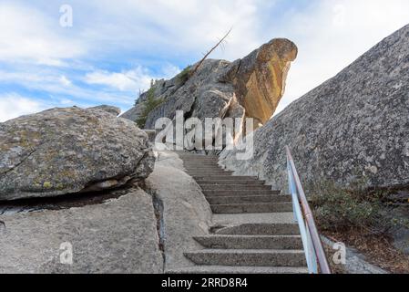 Scalini che conducono a una vetta rocciosa di una montagna in una soleggiata giornata autunnale Foto Stock