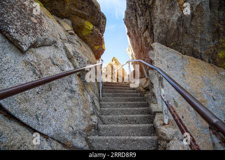 Stretta rampa di scalini tra le rocce sulla cima di una montagna in una soleggiata giornata autunnale Foto Stock