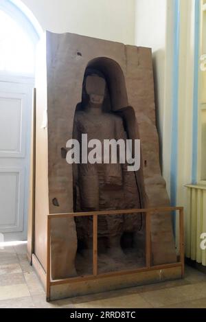 211211 -- KABUL, 11 dicembre 2021 -- foto scattata il 1 dicembre 2021 mostra il modello di una gigantesca statua di Buddha a Bamiyan nel museo nazionale afghano di Kabul, capitale dell'Afghanistan. Il museo nazionale afghano dopo aver sperimentato alti e bassi è stato finalmente riaperto ai visitatori provenienti dal paese e dall'estero per presentare la storia e le civiltà del paese, ha detto il direttore del museo Mohammad Rahim Rahimi. IN evidenza: Il museo nazionale dell'Afghanistan riapre per i visitatori foto di /Xinhua AFGHANISTAN-KABUL-NATIONAL MUSEUM-RIAPERTURA aria PUBLICATIONxNOTxINxCHN Foto Stock