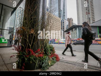 211211 -- VANCOUVER, 11 dicembre 2021 -- le persone camminano davanti a un'installazione floreale durante la mostra floreale Fleurs de Villes Noel a Vancouver, British Columbia, Canada, l'11 dicembre 2021. La mostra floreale all'aperto Fleurs de Villes Noel è presentata a Vancouver dal 10 al 19 dicembre, con oltre 40 installazioni pop-up create da fioristi locali. Foto di /Xinhua CANADA-VANCOUVER-INSTALLAZIONI FLOREALI LiangxSen PUBLICATIONxNOTxINxCHN Foto Stock