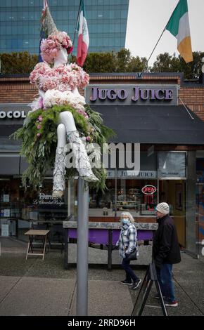 211211 -- VANCOUVER, 11 dicembre 2021 -- le persone camminano davanti a un'installazione floreale durante la mostra floreale Fleurs de Villes Noel a Vancouver, British Columbia, Canada, l'11 dicembre 2021. La mostra floreale all'aperto Fleurs de Villes Noel è presentata a Vancouver dal 10 al 19 dicembre, con oltre 40 installazioni pop-up create da fioristi locali. Foto di /Xinhua CANADA-VANCOUVER-INSTALLAZIONI FLOREALI LiangxSen PUBLICATIONxNOTxINxCHN Foto Stock