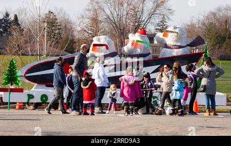 211212 -- TORONTO, 12 dicembre 2021 -- le persone prendono parte alla Etobicoke Lakeshore Babbo Natale Parade 2021 a Toronto, Canada, l'11 dicembre 2021. Come una delle più grandi sfilate della comunità in Ontario, questo evento annuale ha avuto inizio qui sabato. Foto di /Xinhua CANADA-TORONTO-ETOBICOKE LAKESHORE SANTA CLAUS PARADE ZouxZheng PUBLICATIONxNOTxINxCHN Foto Stock