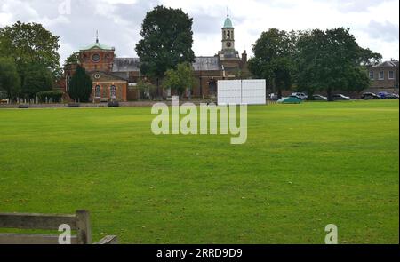 Kew Green con la chiesa di St Annes di fronte al Green vicino Richmond upon Thames Londra Foto Stock