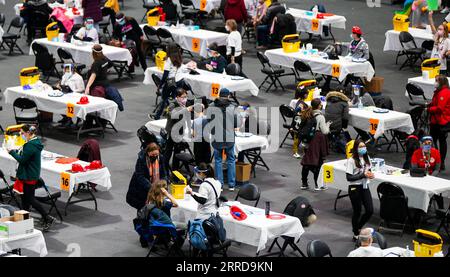 211212 -- TORONTO, 12 dicembre 2021 -- i bambini ricevono il vaccino anti COVID-19 in un sito di vaccinazione a Toronto, Canada, il 12 dicembre 2021. La città di Toronto domenica ha ospitato un evento di vaccinazione di massa a tema supereroe come Toronto Kids Vaccine Day per vaccinare fino a 2.000 bambini di età compresa tra i cinque e gli 11 anni contro la COVID-19. Foto di /Xinhua CANADA-TORONTO-KIDS VACCINO DAY ZouxZheng PUBLICATIONxNOTxINxCHN Foto Stock