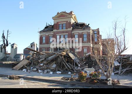 211213 -- MAYFIELD, 13 dicembre 2021 -- Una casa danneggiata si vede a Mayfield, Kentucky, negli Stati Uniti, il 12 dicembre 2021. Secondo i rapporti, più di 100 persone sono temute morte in rari tornado invernali che si strappa attraverso parti del sud e del Midwest degli Stati Uniti, venerdì inoltrato e sabato primo. Foto di /Xinhua U.S.-KENTUCKY-MAYFIELD-TORNADOES AngiexYu PUBLICATIONxNOTxINxCHN Foto Stock