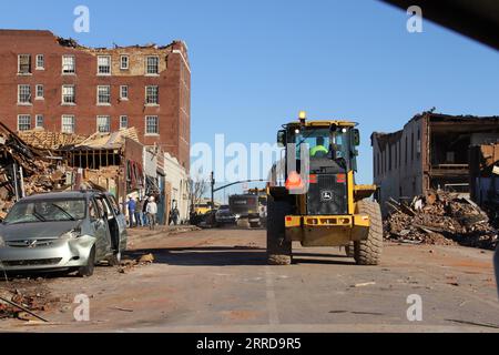 211213 -- MAYFIELD, 13 dicembre 2021 -- Un bulldozer ripulisce i detriti a Mayfield, Kentucky, Stati Uniti, il 12 dicembre 2021. Secondo i rapporti, più di 100 persone sono temute morte in rari tornado invernali che si strappa attraverso parti del sud e del Midwest degli Stati Uniti, venerdì inoltrato e sabato primo. Foto di /Xinhua U.S.-KENTUCKY-MAYFIELD-TORNADOES AngiexYu PUBLICATIONxNOTxINxCHN Foto Stock