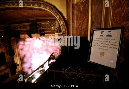 211213 -- LONDRA, 13 dicembre 2021 -- Una bacheca mostra che i rivestimenti facciali devono essere indossati in un teatro a Londra, in Gran Bretagna, 12 dicembre 2021. Il livello di allerta COVID-19 della Gran Bretagna è stato aumentato dal livello 3 al livello 4 alla luce del rapido aumento dei casi di Omicron , ha dichiarato in una dichiarazione congiunta domenica. BRITAIN-LONDON-COVID-19-ALERT LEVEL LixYing PUBLICATIONxNOTxINxCHN Foto Stock