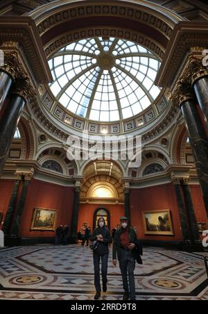 211213 -- LONDRA, 13 dicembre 2021 -- le persone che indossano maschere visitano la National Gallery a Londra, in Gran Bretagna, 12 dicembre 2021. Il livello di allerta COVID-19 della Gran Bretagna è stato aumentato dal livello 3 al livello 4 alla luce del rapido aumento dei casi di Omicron , ha dichiarato in una dichiarazione congiunta domenica. BRITAIN-LONDON-COVID-19-ALERT LEVEL LixYing PUBLICATIONxNOTxINxCHN Foto Stock