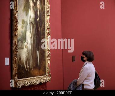 211213 -- LONDRA, 13 dicembre 2021 -- Una donna che indossa una maschera visita la National Gallery a Londra, in Gran Bretagna, 12 dicembre 2021. Il livello di allerta COVID-19 della Gran Bretagna è stato aumentato dal livello 3 al livello 4 alla luce del rapido aumento dei casi di Omicron , ha dichiarato in una dichiarazione congiunta domenica. BRITAIN-LONDON-COVID-19-ALERT LEVEL LixYing PUBLICATIONxNOTxINxCHN Foto Stock
