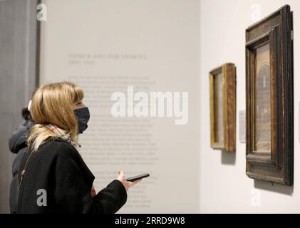 211213 -- LONDRA, 13 dicembre 2021 -- le persone che indossano maschere visitano la National Gallery a Londra, in Gran Bretagna, 12 dicembre 2021. Il livello di allerta COVID-19 della Gran Bretagna è stato aumentato dal livello 3 al livello 4 alla luce del rapido aumento dei casi di Omicron , ha dichiarato in una dichiarazione congiunta domenica. BRITAIN-LONDON-COVID-19-ALERT LEVEL LixYing PUBLICATIONxNOTxINxCHN Foto Stock