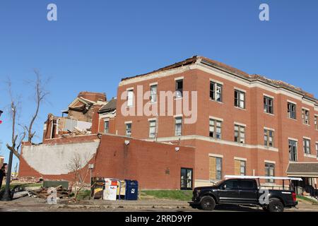 211213 -- MAYFIELD, 13 dicembre 2021 -- Una casa danneggiata si vede a Mayfield, Kentucky, negli Stati Uniti, il 12 dicembre 2021. Secondo i rapporti, più di 100 persone sono temute morte in rari tornado invernali che si strappa attraverso parti del sud e del Midwest degli Stati Uniti, venerdì inoltrato e sabato primo. Foto di /Xinhua U.S.-KENTUCKY-MAYFIELD-TORNADOES AngiexYu PUBLICATIONxNOTxINxCHN Foto Stock