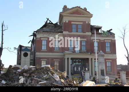 211213 -- MAYFIELD, 13 dicembre 2021 -- Una casa danneggiata si vede a Mayfield, Kentucky, negli Stati Uniti, il 12 dicembre 2021. Secondo i rapporti, più di 100 persone sono temute morte in rari tornado invernali che si strappa attraverso parti del sud e del Midwest degli Stati Uniti, venerdì inoltrato e sabato primo. Foto di /Xinhua U.S.-KENTUCKY-MAYFIELD-TORNADOES AngiexYu PUBLICATIONxNOTxINxCHN Foto Stock