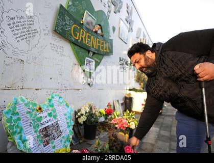 211213 -- LONDRA, 13 dicembre 2021 -- Nabil Choucair presenta dei fiori in onore dei suoi parenti che persero la vita durante l'incendio della Grenfell Tower del 2017 a Londra, in Gran Bretagna, 10 dicembre 2021. L'incendio devastante della Grenfell Tower del 2017 a Londra, che ha ucciso più di 70 persone, ha divorato anche la speranza di Choucair per la giustizia sociale. TO GO WITH World Insights: Calls for Survival, Justice -- Overseas Human Rights Survey BRITAIN-LONDON-OVERSEAS HUMAN RIGHTS SURVEY LixYing PUBLICATIONxNOTxINxCHN Foto Stock