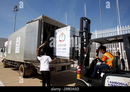 211213 -- PHNOM PENH, 13 dicembre 2021 -- un operaio dell'aeroporto carica un pacchetto di vaccino anti COVID-19 su un veicolo di refrigerazione presso l'aeroporto internazionale di Phnom Penh a Phnom Penh, Cambogia, 13 dicembre 2021. La Cambogia lunedì ha ricevuto un altro lotto di 300.000 dosi di vaccino cinese contro la COVID-19 di Sinovac attraverso la struttura COVAX, ha detto un alto funzionario sanitario. Foto di /Xinhua CAMBODIA-PHNOM PENH-SINOVAC COVID-19 VACCINO Sovannara PUBLICATIONxNOTxINxCHN Foto Stock