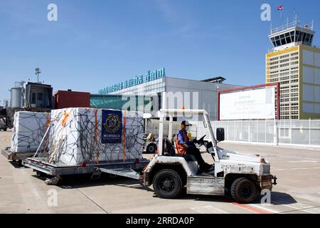 211213 -- PHNOM PENH, 13 dicembre 2021 -- un lavoratore aeroportuale trasporta pacchetti di vaccino COVID-19 presso l'aeroporto internazionale di Phnom Penh a Phnom Penh, Cambogia, 13 dicembre 2021. La Cambogia lunedì ha ricevuto un altro lotto di 300.000 dosi di vaccino cinese contro la COVID-19 di Sinovac attraverso la struttura COVAX, ha detto un alto funzionario sanitario. Foto di /Xinhua CAMBODIA-PHNOM PENH-SINOVAC COVID-19 VACCINO Sovannara PUBLICATIONxNOTxINxCHN Foto Stock