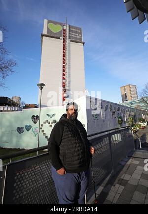 211213 -- LONDRA, 13 dicembre 2021 -- Nabil Choucair è visto di fronte alla Grenfell Tower a Londra, in Gran Bretagna, 10 dicembre 2021. L'incendio devastante della Grenfell Tower del 2017 a Londra, che ha ucciso più di 70 persone, ha divorato anche la speranza di Choucair per la giustizia sociale. TO GO WITH World Insights: Calls for Survival, Justice -- Overseas Human Rights Survey BRITAIN-LONDON-OVERSEAS HUMAN RIGHTS SURVEY LixYing PUBLICATIONxNOTxINxCHN Foto Stock