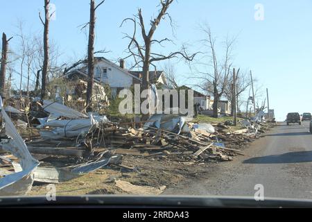 211213 -- CHICAGO, 13 dicembre 2021 -- detriti si vedono a Mayfield, Kentucky, negli Stati Uniti, il 12 dicembre 2021. Foto di /Xinhua Xinhua titoli: Lunga ripresa dopo un'insolita epidemia di tornado colpisce stati Uniti AngiexYu PUBLICATIONxNOTxINxCHN Foto Stock