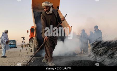 211214 -- KANDAHAR, 14 dicembre 2021 -- la gente locale ricostruisce un ponte danneggiato durante la guerra nel distretto di Zhari, nella provincia meridionale di Kandahar, Afghanistan, 13 dicembre 2021. Le autorità della provincia meridionale di Kandahar in Afghanistan hanno lavorato alla ricostruzione di ponti e strade che erano stati danneggiati durante la guerra negli ultimi due decenni, ha detto domenica un funzionario locale. Un totale di 53 ponti e tombali su 103 sono stati ricostruiti mentre il resto è ancora in fase di ricostruzione, secondo il capo provinciale del lavoro pubblico Mullah Nematullah Saraji. Foto di /Xinhua AFGHANISTAN-KANDAHA Foto Stock