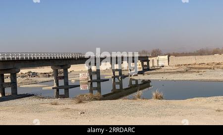 211214 -- KANDAHAR, 14 dicembre 2021 -- foto scattata il 13 dicembre 2021 mostra un ponte in ricostruzione nel distretto di Zhari, nella provincia meridionale di Kandahar, Afghanistan. Le autorità della provincia meridionale di Kandahar in Afghanistan hanno lavorato alla ricostruzione di ponti e strade che erano stati danneggiati durante la guerra negli ultimi due decenni, ha detto domenica un funzionario locale. Un totale di 53 ponti e tombali su 103 sono stati ricostruiti mentre il resto è ancora in fase di ricostruzione, secondo il capo provinciale del lavoro pubblico Mullah Nematullah Saraji. Foto di /Xinhua AFGHANISTAN-KANDAHAR-RECONSTR Foto Stock