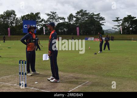 Dinesh Chandimal, e Angelo Perera, giocatori di cricket dello Sri Lanka, fanno una chiacchierata. Il pittoresco campo da cricket dell'Army Ordinance. Dombagoda. Sri Lanka. RickyxSimms PUBLICATIONxNOTxINxCHN Foto Stock