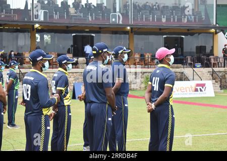 I giocatori di cricket dello Sri Lanka Seekuge Prasanna 41, Ashan Priyanjan 03 e l'ex stella del cricket Ajantha Mendis in prima fila dopo una partita di cricket. Campi da cricket dell'Army Ordinance. Dombagoda. Sri Lanka. RickyxSimms PUBLICATIONxNOTxINxCHN Foto Stock