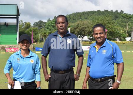 Umpire femminile di cricket in Sri Lanka con arbitri maschi in una partita di cricket presso l'Army Ordinance cricket Grounds, Dombagoda. Le femmine che sono state coinvolte nel cricket come giocatori stanno cominciando a urlare e segnare per essere coinvolte nel gioco. Sri Lanka. RickyxSimms PUBLICATIONxNOTxINxCHN Foto Stock