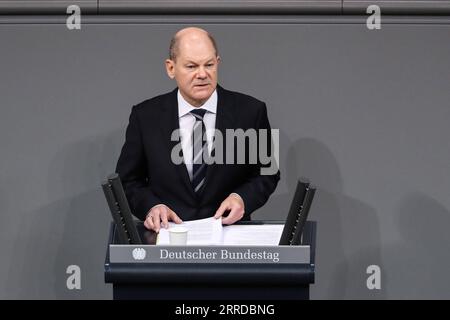 211216 -- BERLINO, 16 dicembre 2021 -- il cancelliere tedesco Olaf Scholz rilascia la sua prima dichiarazione di governo presso l'edificio del Reichstag di Berlino 15 dicembre 2021, dopo essere stato eletto come nuovo cancelliere federale 8 dicembre. GERMANIA-BERLINO-NUOVA DICHIARAZIONE DEL CANCELLIERE-GOVERNO SHANXYUQI PUBLICATIONXNOTXINXCHN Foto Stock