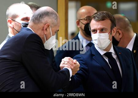 211216 -- BRUXELLES, 16 dicembre 2021 -- il presidente francese Emmanuel Macron R stringe la mano al primo ministro sloveno Janez Jansa al vertice dell'UE a Bruxelles, in Belgio, il 16 dicembre 2021. Il Consiglio europeo ha dato il via al vertice invernale giovedì per discutere gli sviluppi relativi alla COVID-19, alla gestione e alla resilienza delle crisi, ai prezzi dell'energia, alla sicurezza e alla difesa, agli aspetti esterni della migrazione e alla situazione in Bielorussia. /Handout via Xinhua BELGIUM-BRUSSELS-EU-SUMMIT EuropeanxUnion PUBLICATIONxNOTxINxCHN Foto Stock