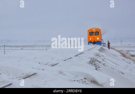 211216 -- TACHENG, 16 dicembre 2021 -- Un veicolo per la rimozione della neve corre lungo la ferrovia Karamey-Tacheng a Tacheng, nella regione autonoma di Xinjiang Uygur della Cina nord-occidentale, 14 dicembre 2021. Poiché la neve pesante influisce sul funzionamento dei treni in inverno lungo la ferrovia Karamey-Tacheng di tanto in tanto, l'Ufficio ferroviario di Urumqi nello Xinjiang ha messo in funzione un veicolo di rimozione della neve aggiornato dal 10 dicembre per eliminare la neve accumulata in modo più efficace e garantire il normale funzionamento della ferrovia. Foto di /Xinhua CHINA-XINJIANG-RAILWAY-SNOW REMOVAL VEHICLE CN BaixFengliang PUBLICATIONxNOTxINxCHN Foto Stock